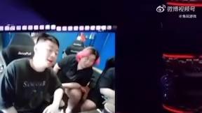 关于【直播】西卡：为什么没有有一个人敢上去开团啊？全是蛆吗都在后面看？50亮502回复英雄联盟的信息