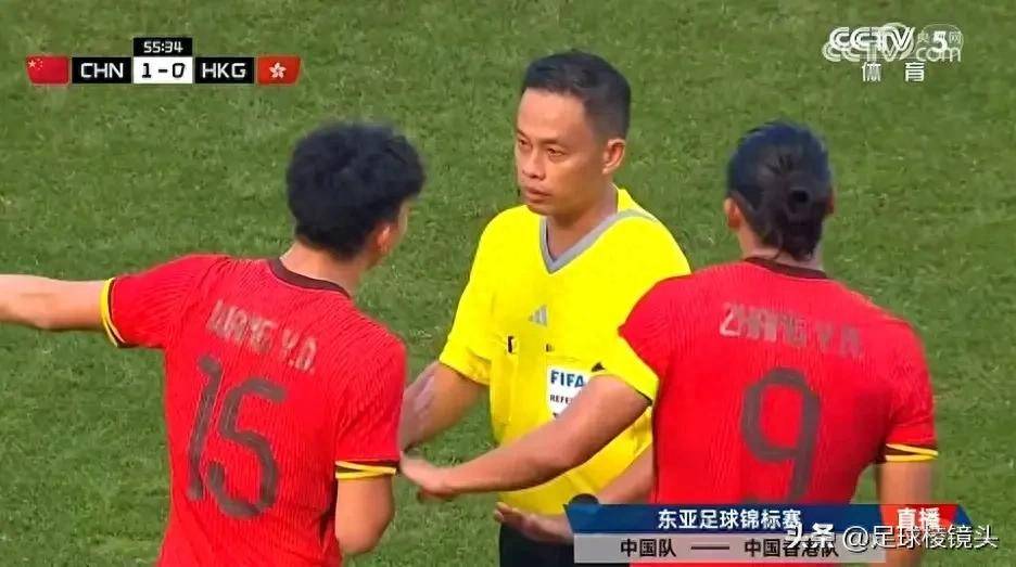 包含国足1-0复仇香港队，以东亚杯季军收官，香港男足再遭挫败的词条