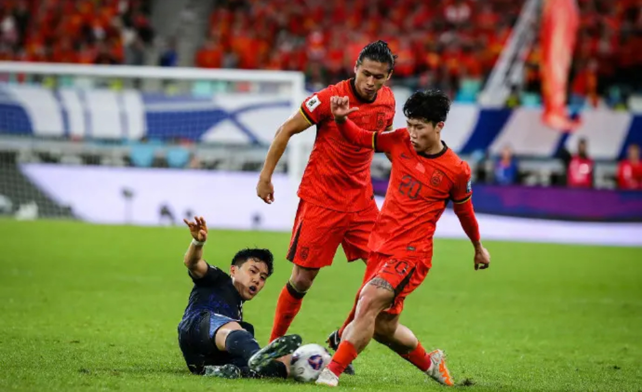 包含国足1-0复仇香港队，以东亚杯季军收官，香港男足再遭挫败的词条